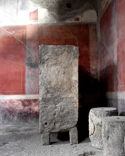 pompei_Casa dei Ceii calco di mobilio