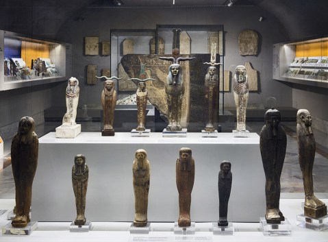 napoli_mann_sezione egizia_vetrina-statuette_foto-studio-guicciardini e magni