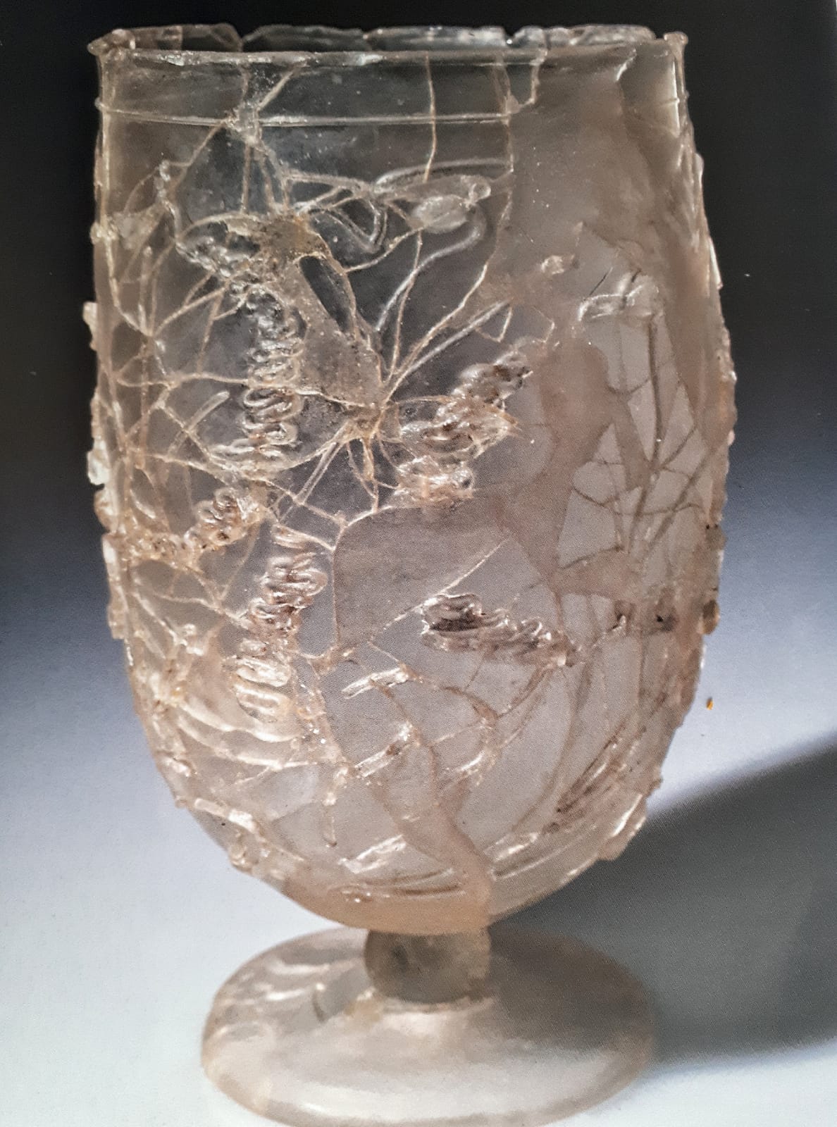 casteggio_mac_calice-in-vetro-da-tomba-X-area-Pleba_foto-Mac