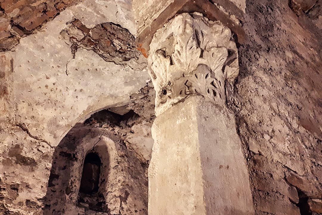 pavia_dettaglio di un capitello romano reimpiegato nella cripta di s. giovanni domnarum_foto-oltre-confine