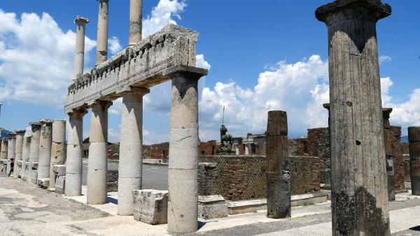 pompei_foro_colonne_foto-parco-archeologico-pompei
