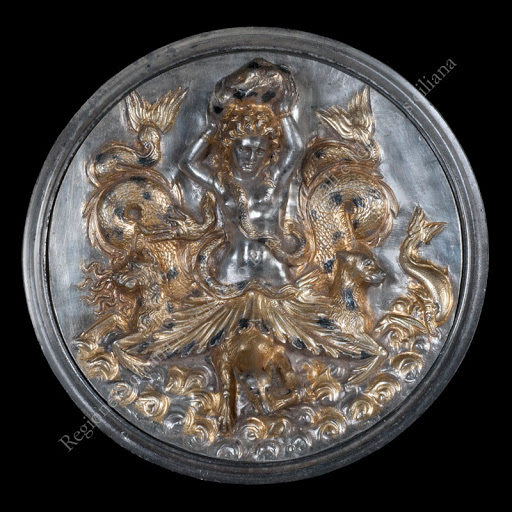 aidone_argenti-morgantina_coppa-a-emblema-in-argento-scilla_foto-regione-siciliana