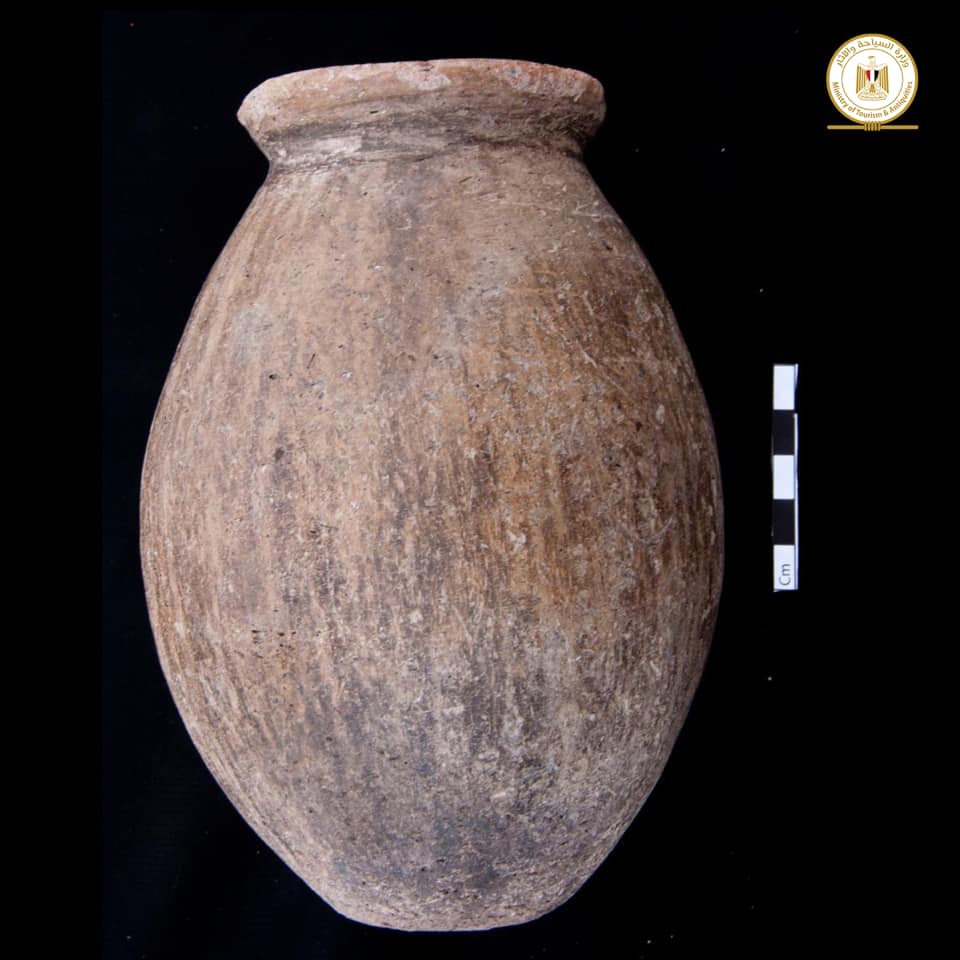 egitto_Kom al-Khaljan_scoperte-110-tombe_vaso-di-argilla_foto-ministry-of-tourism-and-antiquities