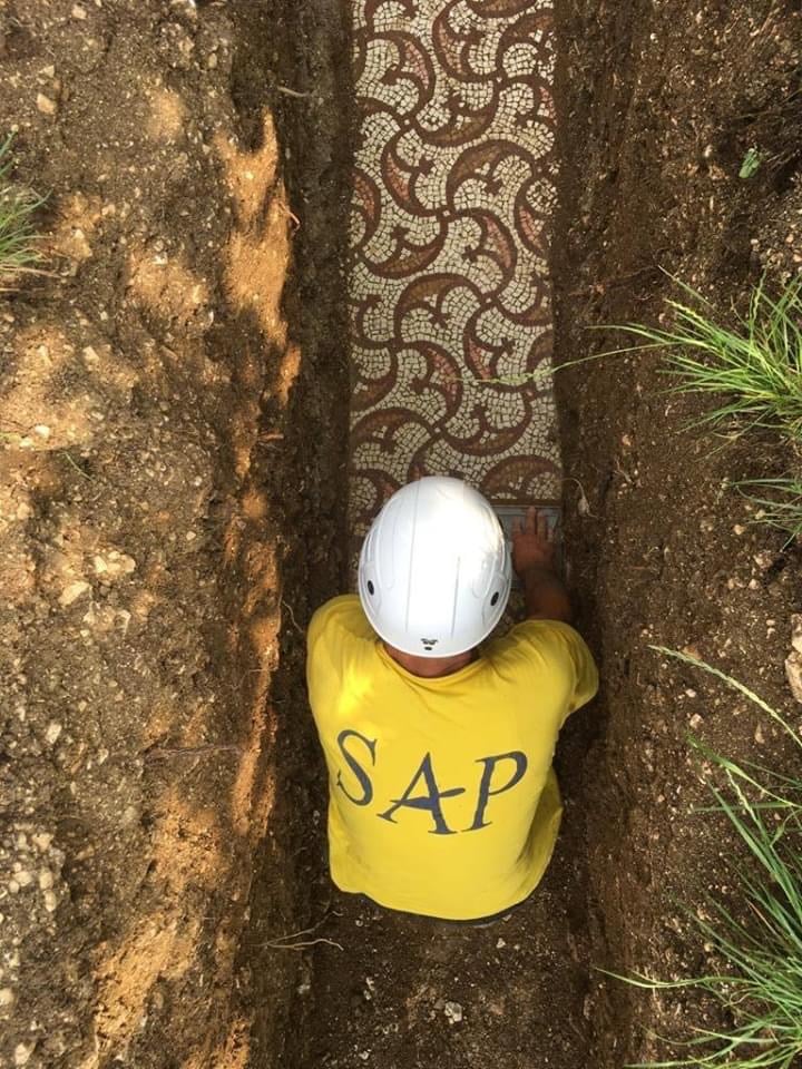 negrar_villa-romana-dei-mosaici_scavo-mosaico-nel-vigneto-1_foto-comune-di-negrar