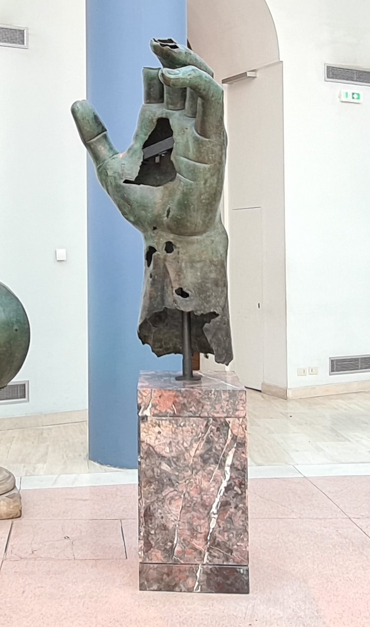 roma_capitolini_esedra-marco-aurelio_mano-colosso-costantino-prima-restauro_foto-graziano-tavan