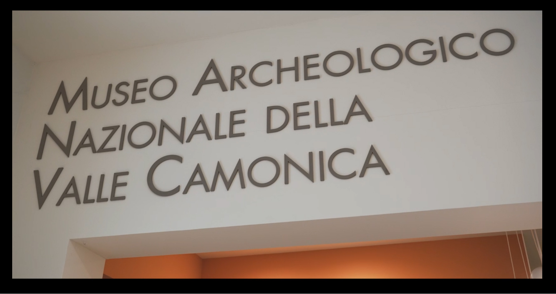 cividate-camuno_archeologico_scritta-intitolazione_foto-drm-lombardia