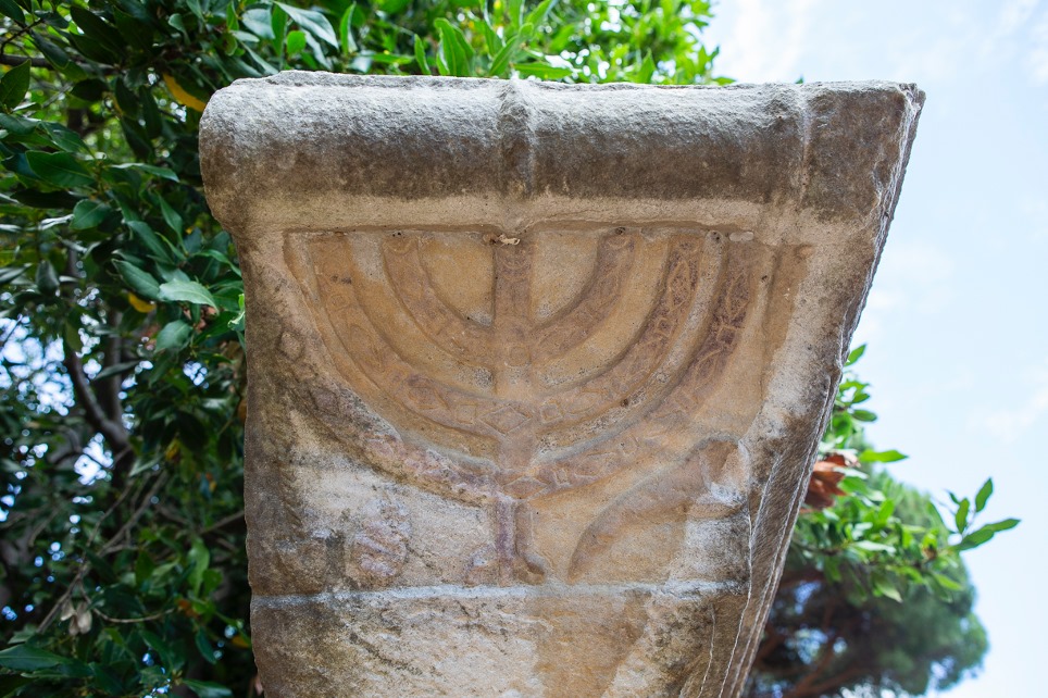 ostia-antica_sinagoga_menorah-in-edicola_foto-parco-ostia-antica