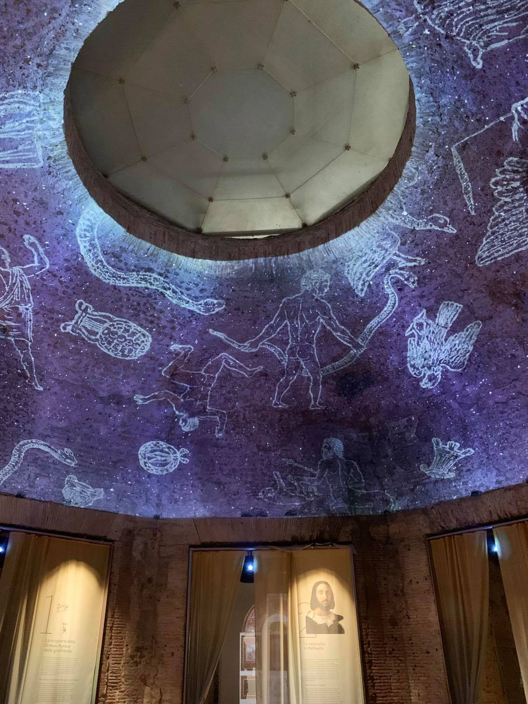 roma_domus-aurea_mostra-raffaello-e-la-domus-aurea_allestimento-sala-ottagona_foto-dotdotdot