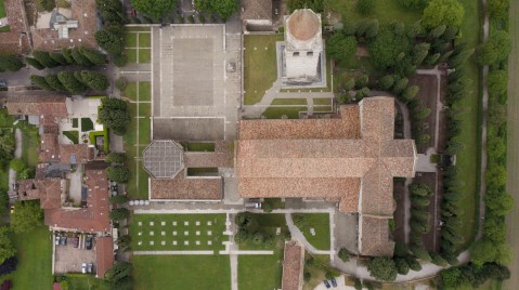 aquileia_basilica-con-piazza-capitolo-e-piazza-patriarcato_veduta-da-drone_foto-fondazione-aquileia
