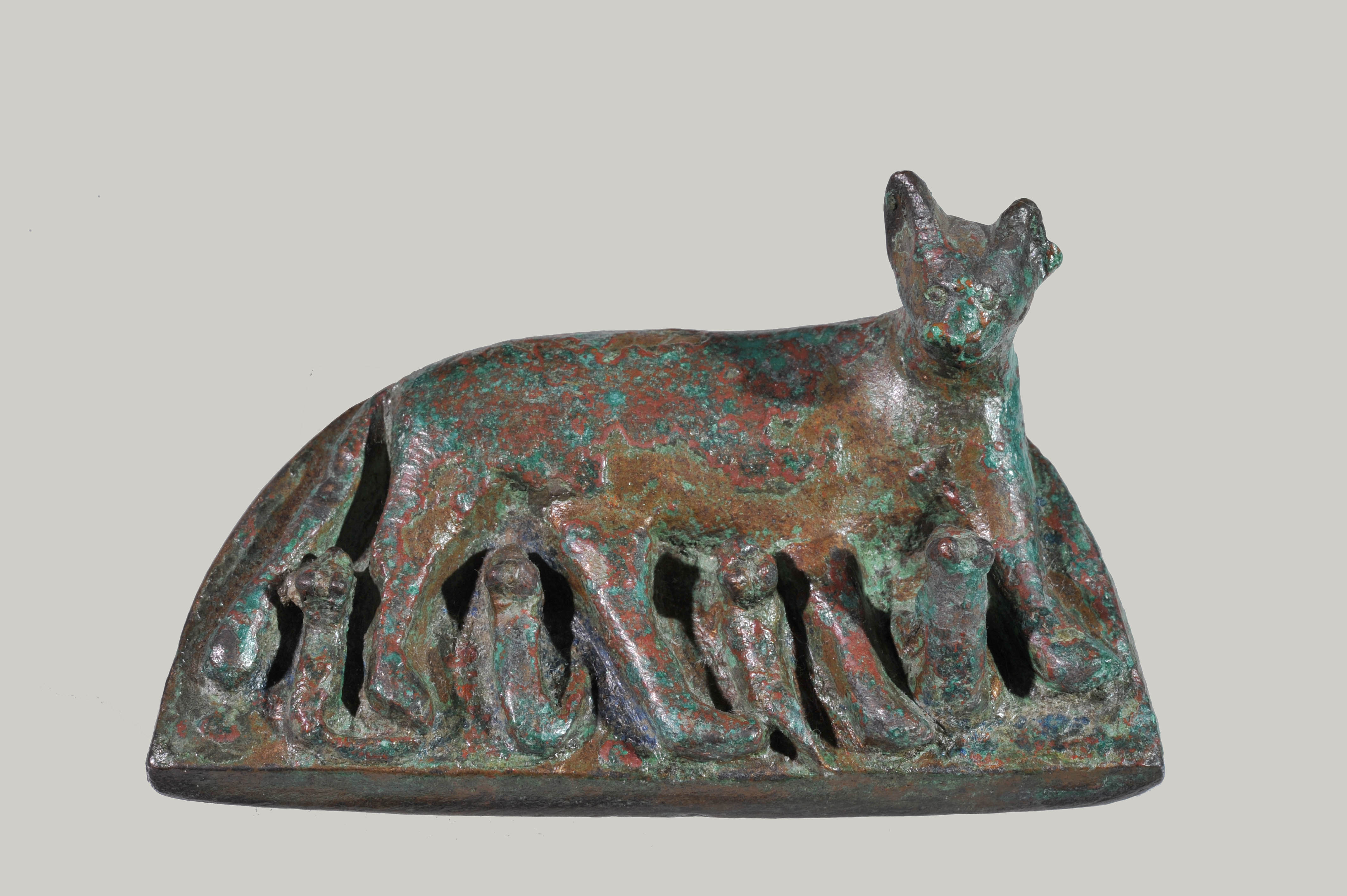 napoli_mann_gruppo-votivo-con-gatta-che-allatta-cuccioli_epoca-romana_foto-mann