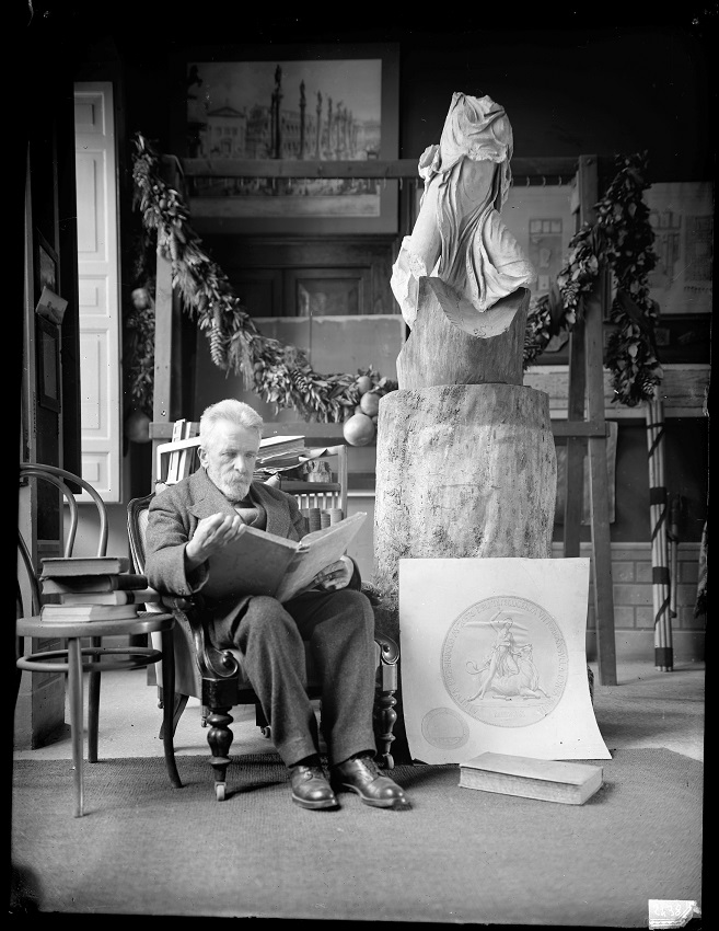 roma_PArCo_mostra-giacomo-boni_Boni nel suo studio alle Uccelliere farnesiane_foto-Archivio storico fotografico PArCo