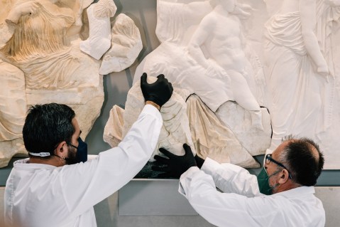 atene_museo-acropoli_posizionamento-reperto-fagan-nel-fregio-del-partenone_1_foto-museo-acropoli-atene