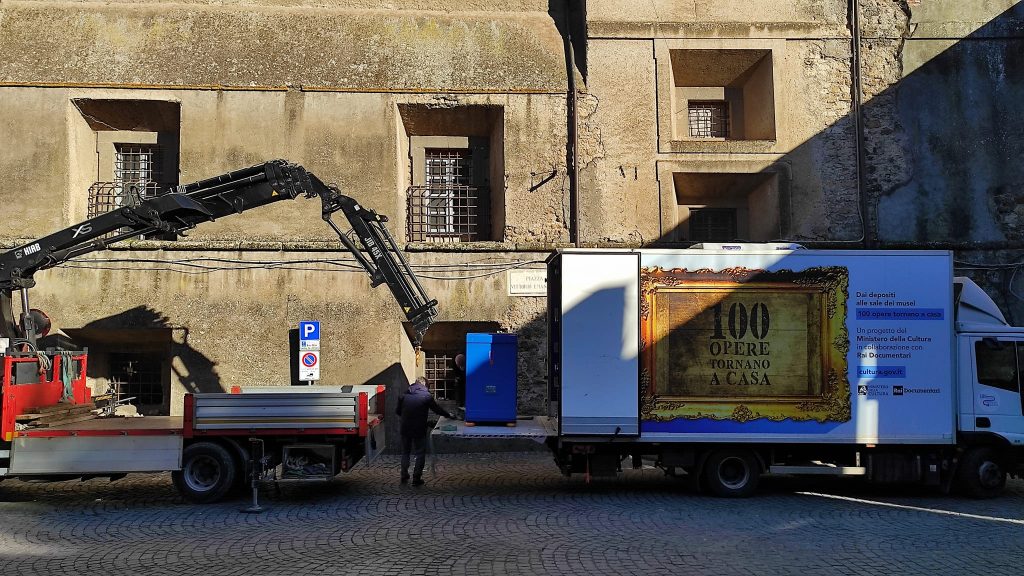 bassano-romano_villa-giustiniani_il-gladiatore-torna-a-casa_l-arrivo-del-gruppo-scultoreo_foto-mic