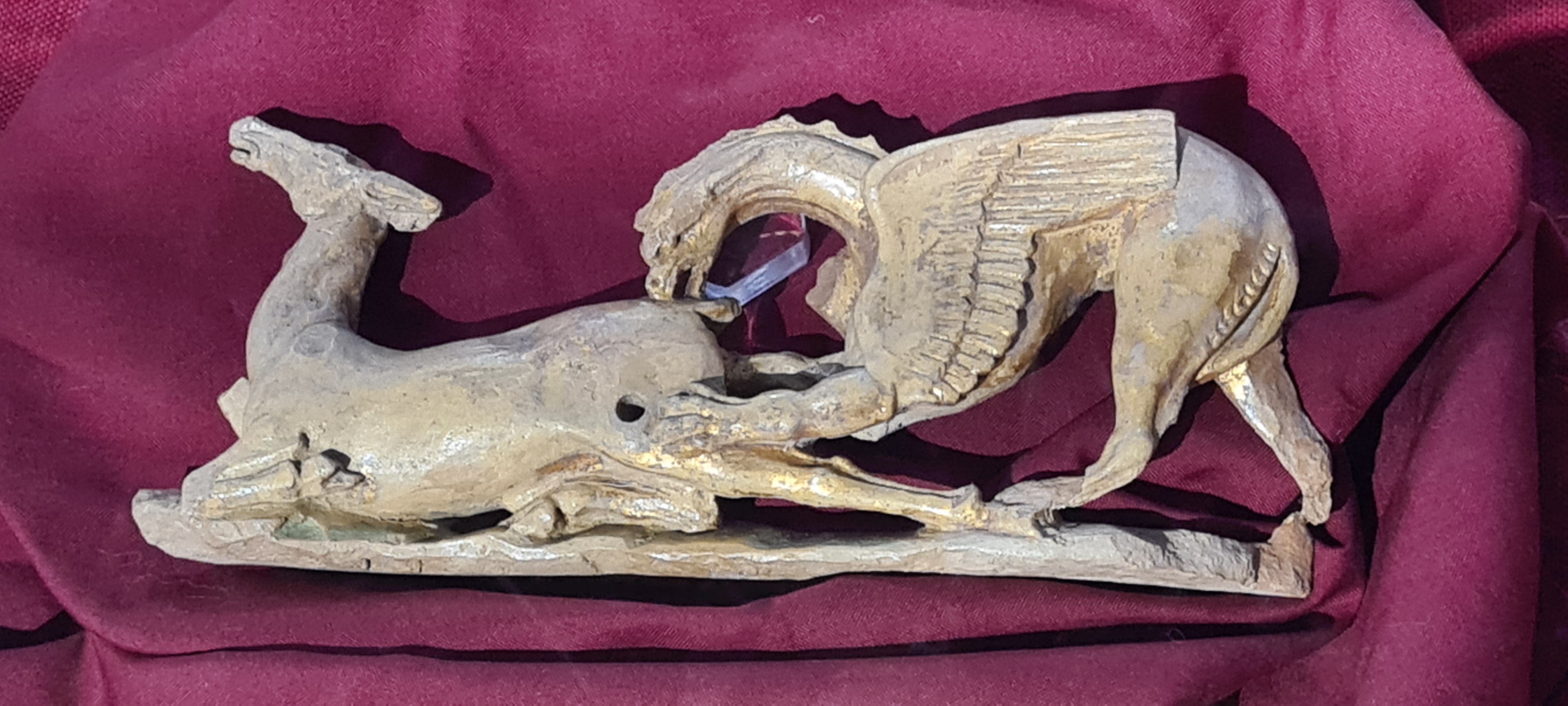 taranto_marta_applique-con-grifone-e-cerbiatto_terracotta-con-foglia-d-oro_foto-graziano-tavan