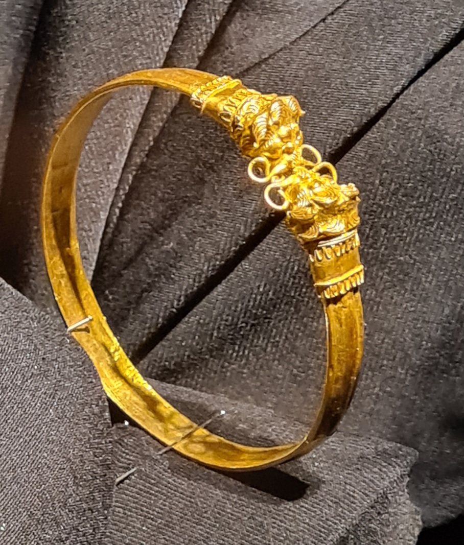 taranto_marta_bracciale-con-protomi-leonine_rame-e-oro_foto-graziano-tavan