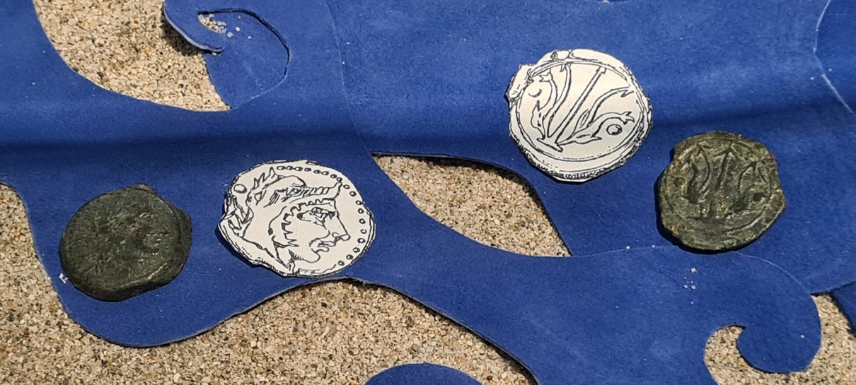 vetulonia_archeologico_sestanti_dritto-vatl-con-ketos_rovescio-con-delfini-e-tridente_foto-graziano-tavan