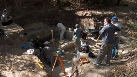 mondragone_grotta-di-roccia-sansebastiano_scavi-diretti-da-marcello-piperno