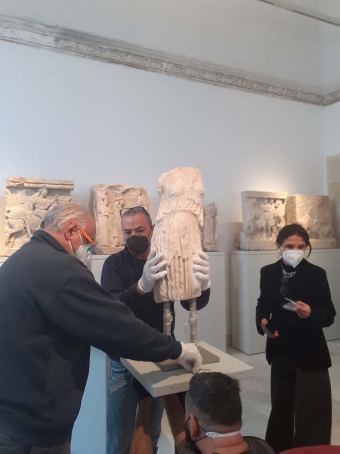 palermo_archeologico_posizionamento-statua-di-atena-dal-museo-dell-acropoli-esposta-al-salinas_foto-regione-siciliana