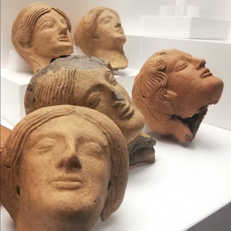 reggio-calabria_MArRC_statuette-femminili_korai_da-antica-medma_foto-MArRC