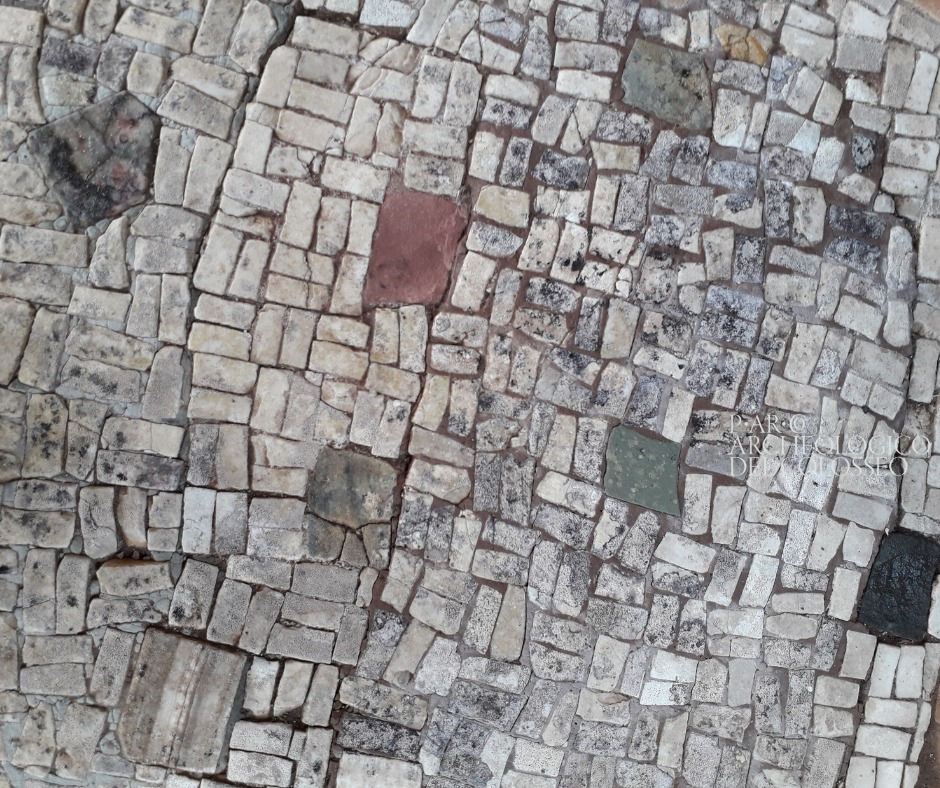 roma_foro-romano_casa-delle-vestali_rampa-metallica_mosaico-con-inserti-marmorei_dettaglio_foto-PArCo