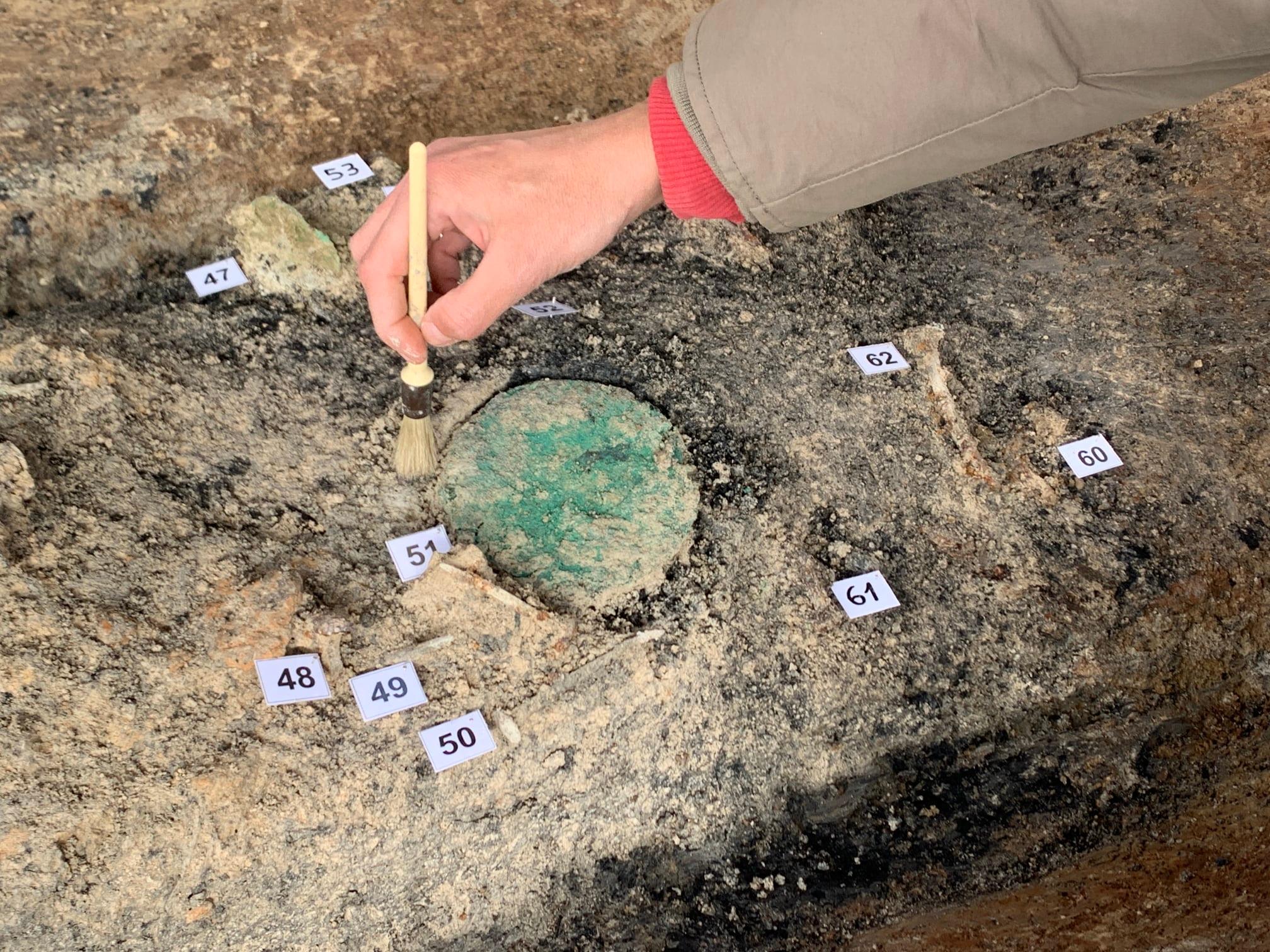 san-severino-marche_scavo-preventivo-cantiere-eurospin_necropoli-romana_specchio-in-bronzo_foto-sabap-An-PU