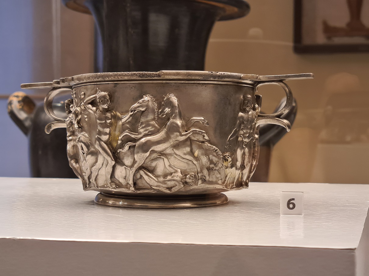 napoli_mann_skyphoi-con-12-fatiche-di-ercole_da-casa-del-menandro-di-pompei_foto-graziano-tavan