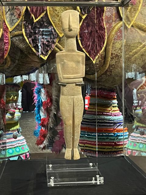 siracusa_archeologico_mostra-Crowned-idols_idolo-cicladico_foto-parco-sr