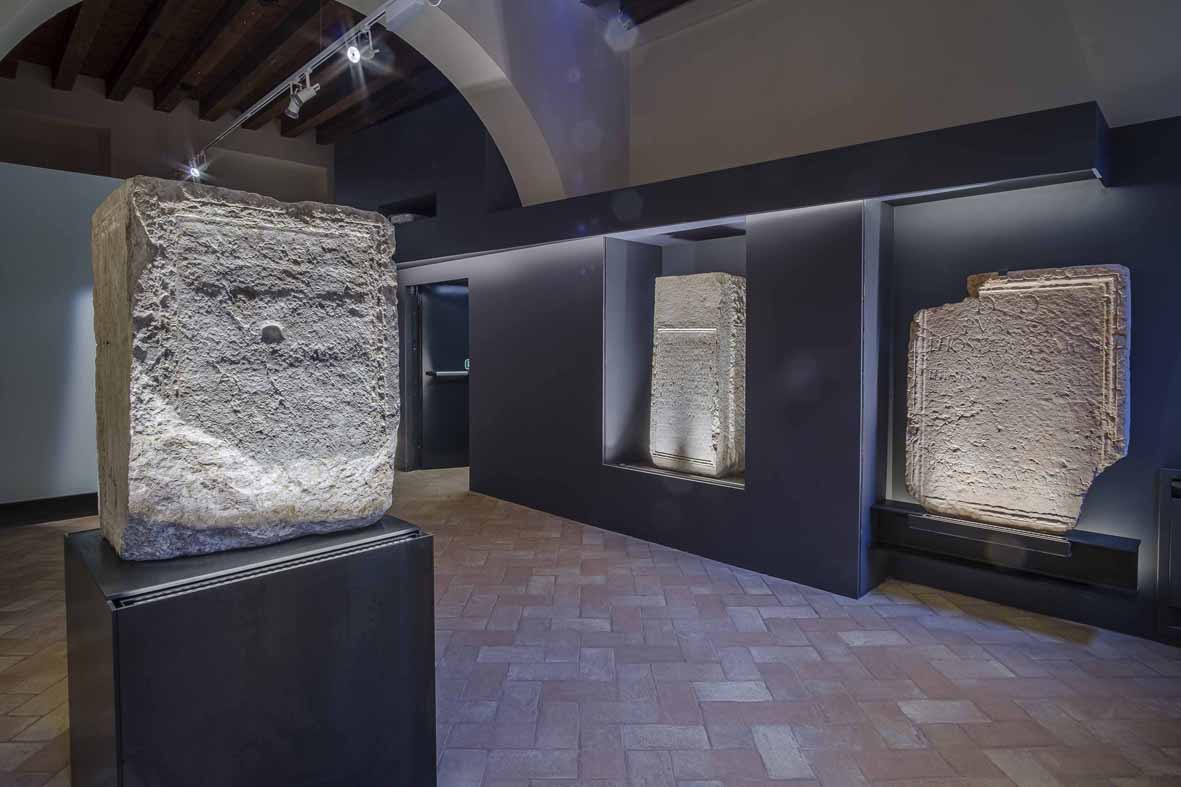 feltre_archeologico_nuovo-museo_lastre-con-iscrizioni_foto-studio-esseci