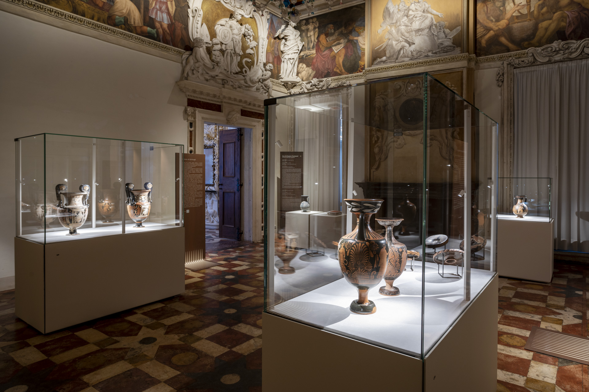 vicenza_gallerie-d-italia_mostra_argilla-storie-di-vasi_sala-espositiva_1_foto-intesa-sanpaolo