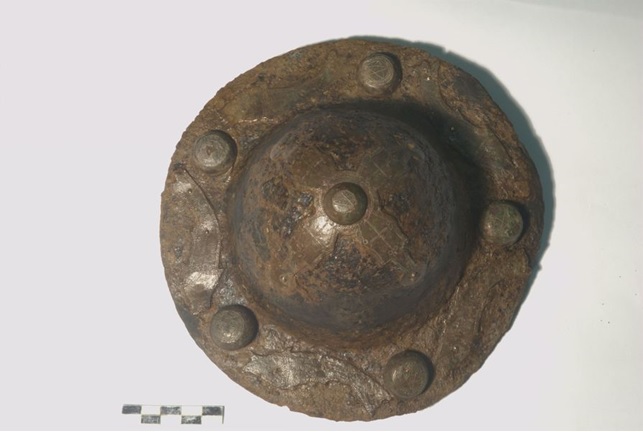 montecchio_museo-zannato_mostra-il-cavaliere-longobardo-di-monticello-di-fara_umbone-dopo-il-restauro_foto-sabap-vr