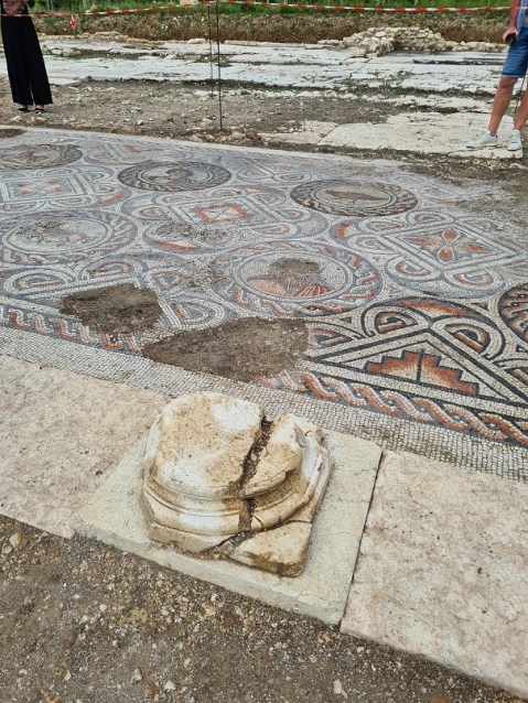 negrar_villa-dei-mosaici_peristilio-ovest_mosaici-colonna_foto-graziano-tavan