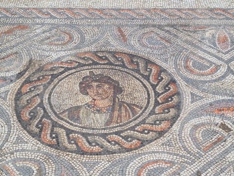 negrar_villa-dei-mosaici_peristilio-ovest_mosaico-dama_foto-graziano-tavan