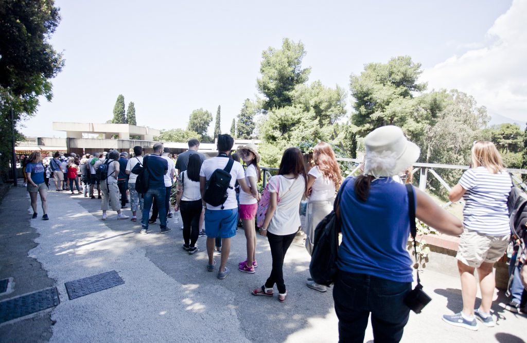 pompei_scavi_visitatori-in-coda-all-ingresso_foto-parco-archeologico-pompei