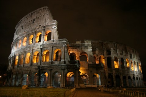 roma_la-luna-sul-colosseo_2_Colosseo-di-notte_foto-PArCo