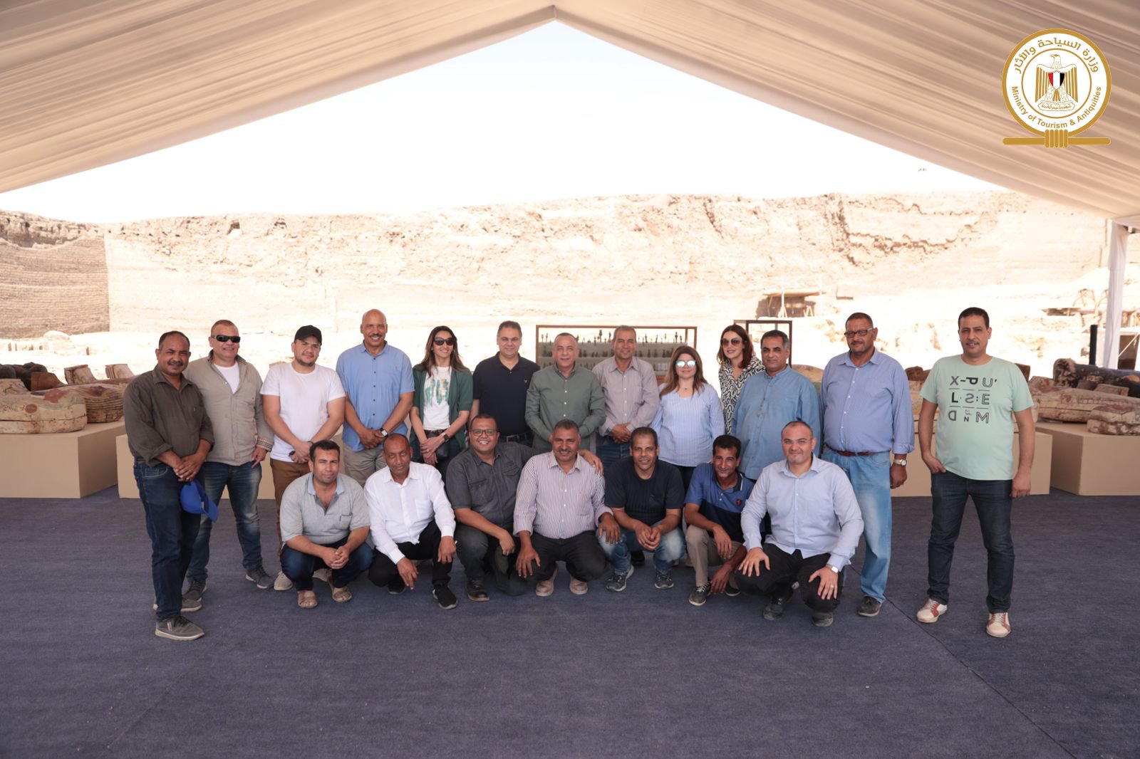 ‭egitto_saqqara_necropoli-bubasti_scoperti-sarcofagi-e-statue-in-bronzo_missione-egiziana_staff-con-al-waziri_foto-ministry-of-tourism-and-antiquities