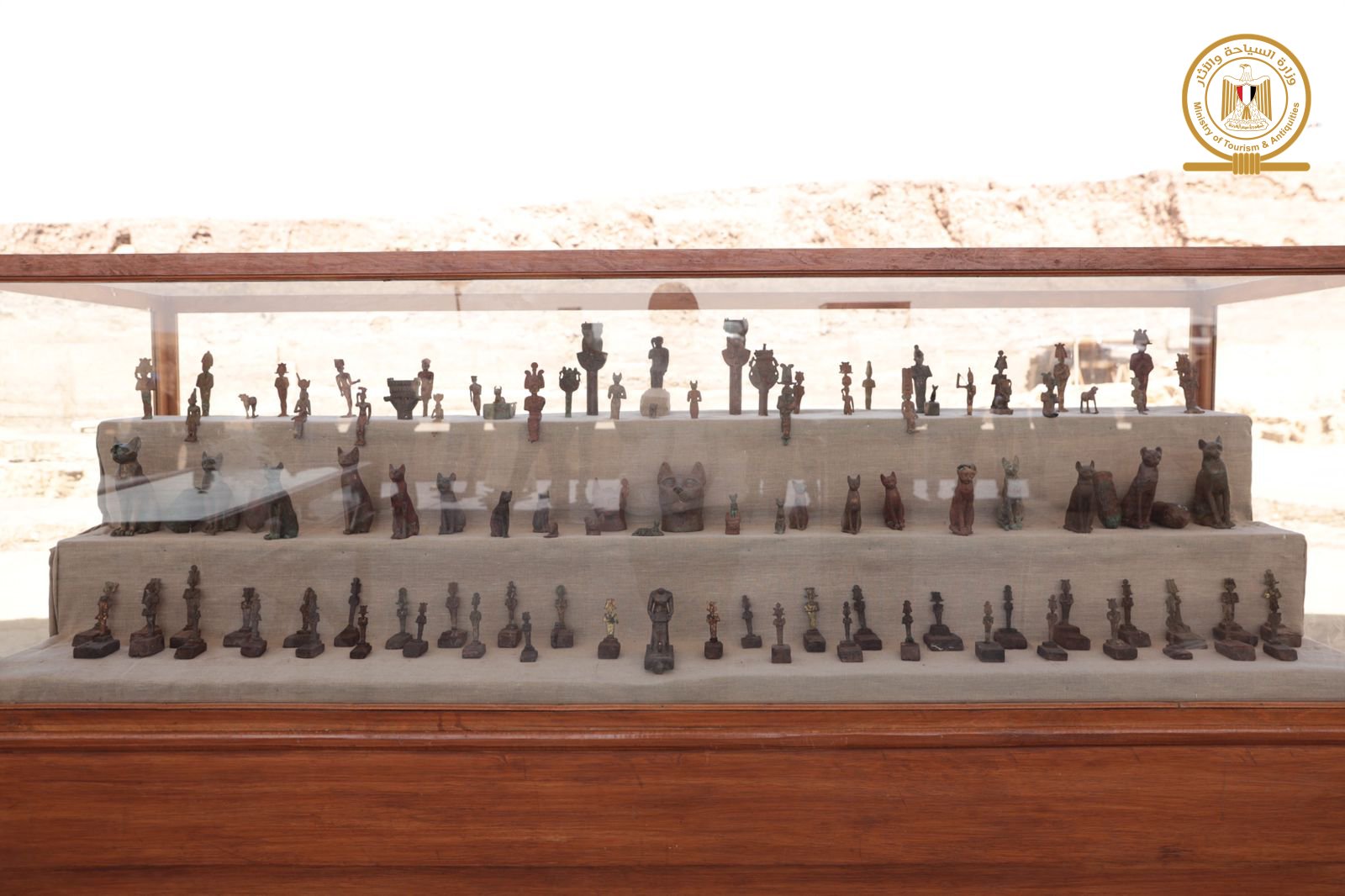 egitto_saqqara_necropoli-bubasti_scoperte-statuette-e-sarcofagi_esposizione-statuette-in-bronzo_foto-ministry-of-tourism-and-antiquities