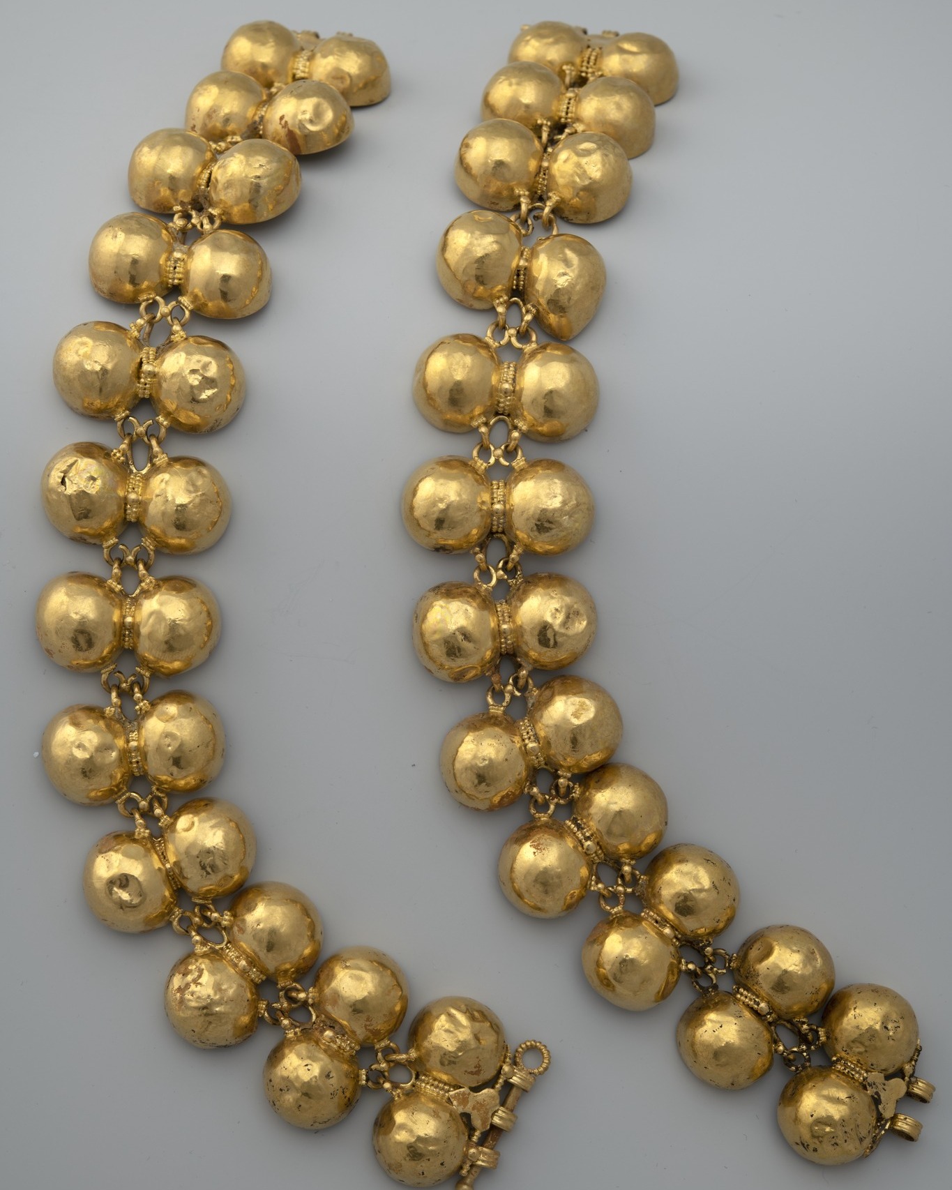 pompei_armilla-a-semisfere-in-oro-da-moregine_foto-parco-archeologico-pompei