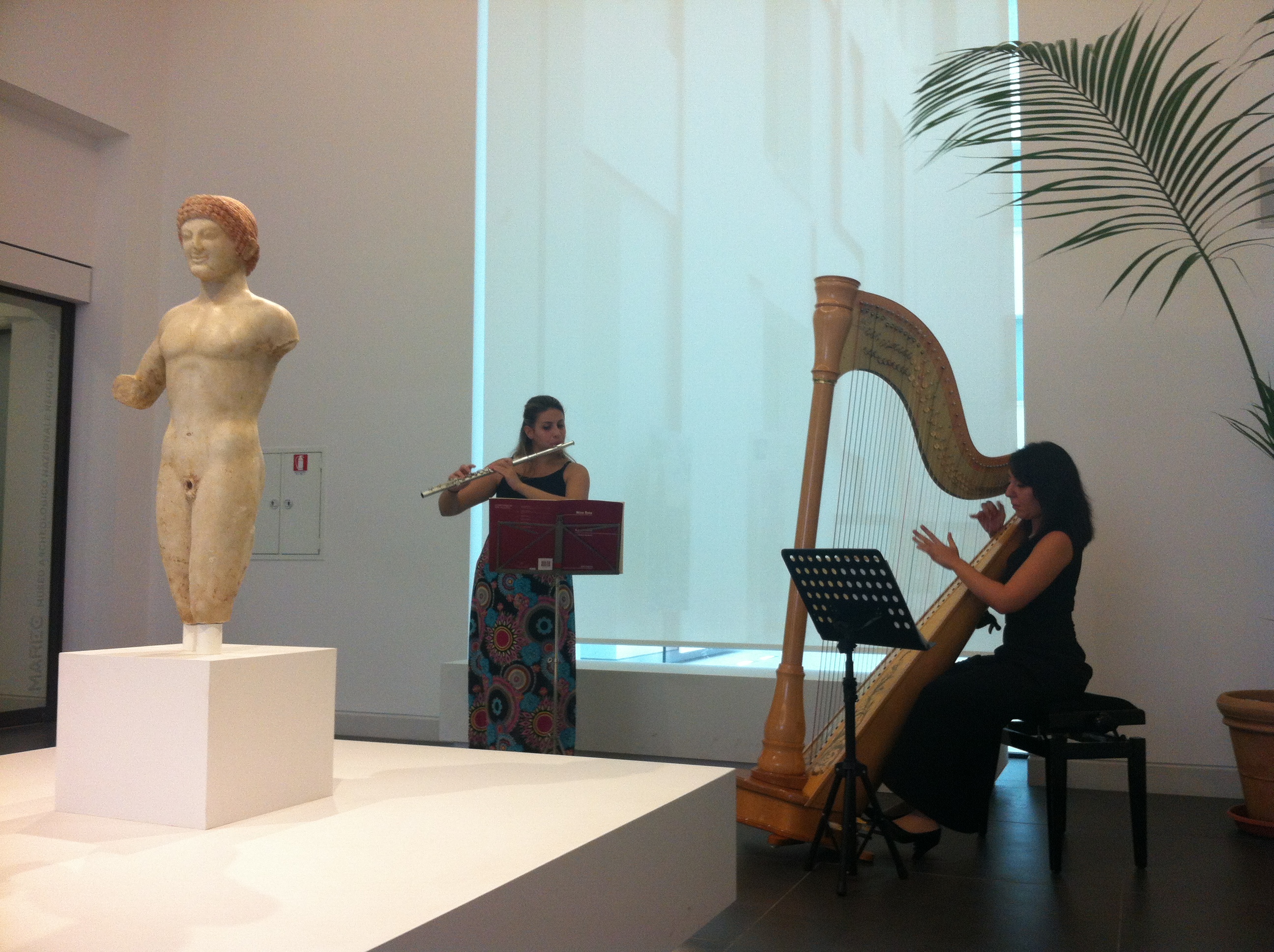 reggio-calabria_archeologico_festa della Musica_concerto-del-cilea-davanti-al-kouros_foto-marrc