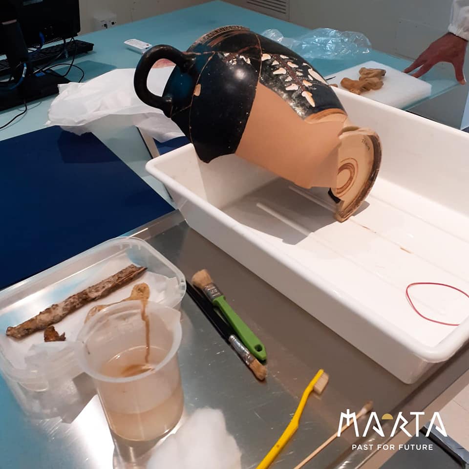 taranto_archeologico_laboratorio-di-restauro_reperti-ceramici_foto-MArTa