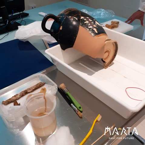 taranto_archeologico_laboratorio-di-restauro_reperti-ceramici_foto-MArTa