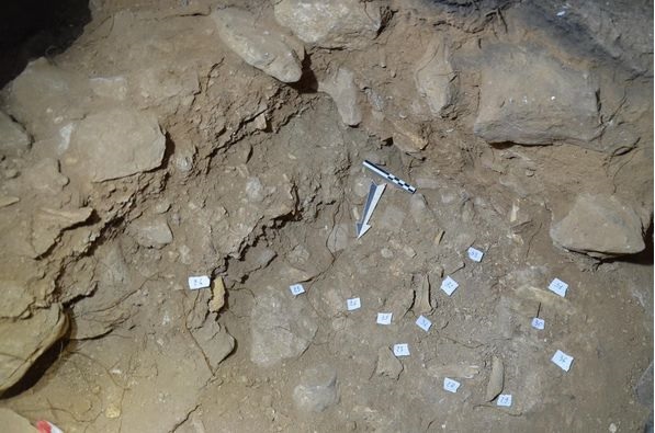 taranto_lizzano_grotta-sant-angelo_scoperto-neanderthal_scavi_stratificazione_foto-unife