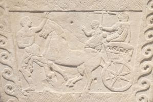 bologna_archeologico_07_Sezione_Etrusca_stele-in-arenaria_dettaglio_foto-ornella-de-carlo_courtesy-musei-civici-bo