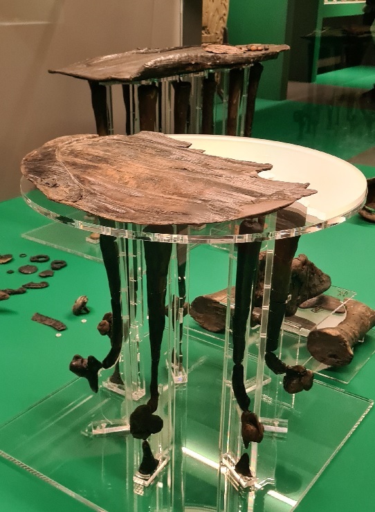 bologna_archeologico_necropoli-via-delle-arti_tomba-142_tavolino_foto-graziano-tavan