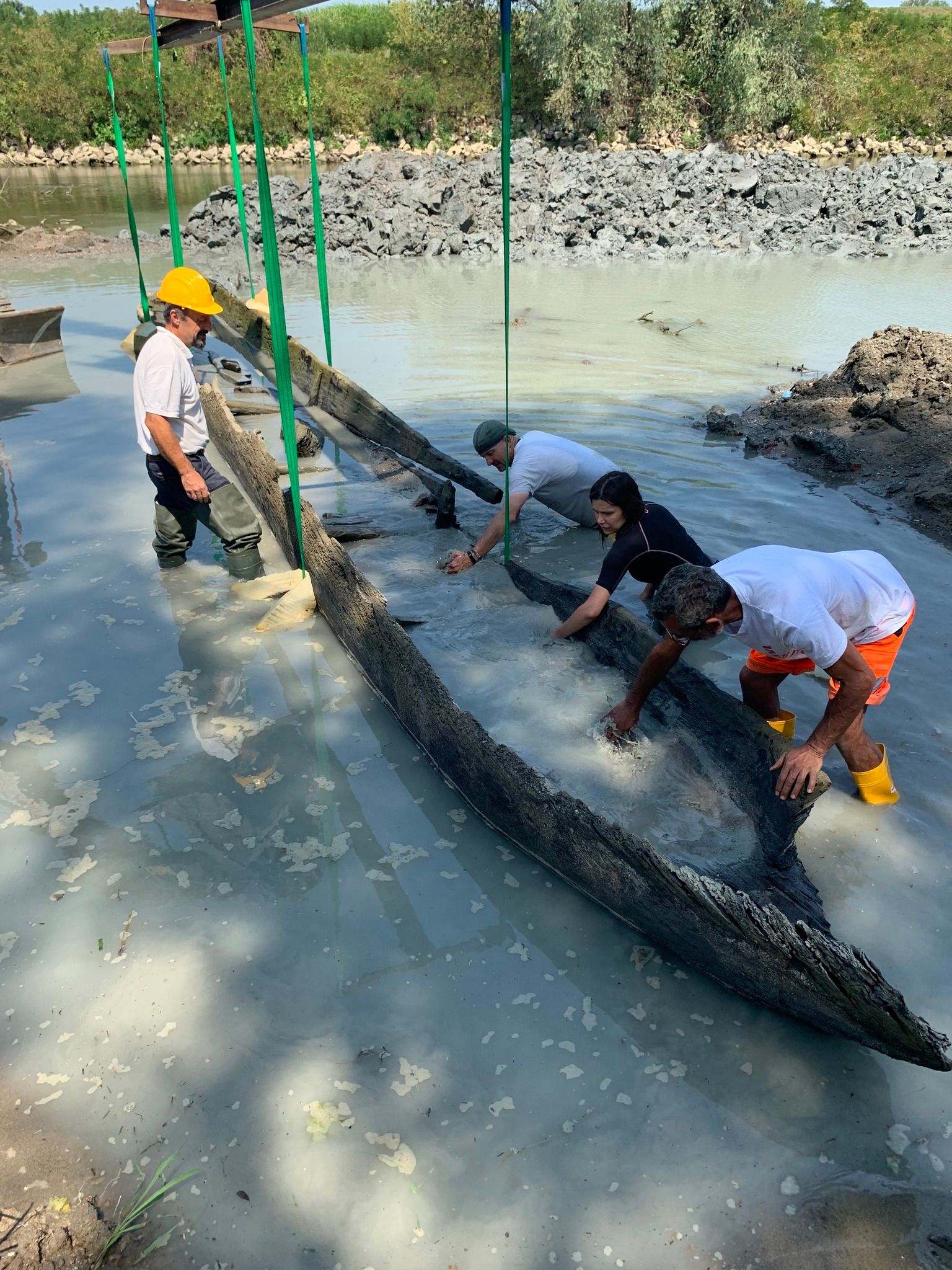 isola-dovarese_cr_fiume-oglio_messa-in-sicurezza-piroghe-medievali_2_foto-sabap-cr-mn