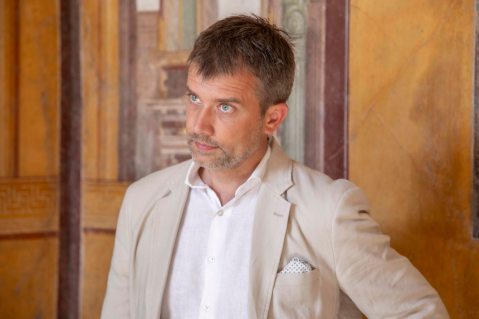 pompei_casa-dei-vettii_docufilm-eterna-pompeii_gabriel-zuchtriegel-sul-set_foto-parco-archeologico-pompei