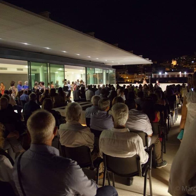 reggio-calabria_MArRC_Notti d'estate 2022_pubblicoi-sulla-terrazza_foto-MArRC