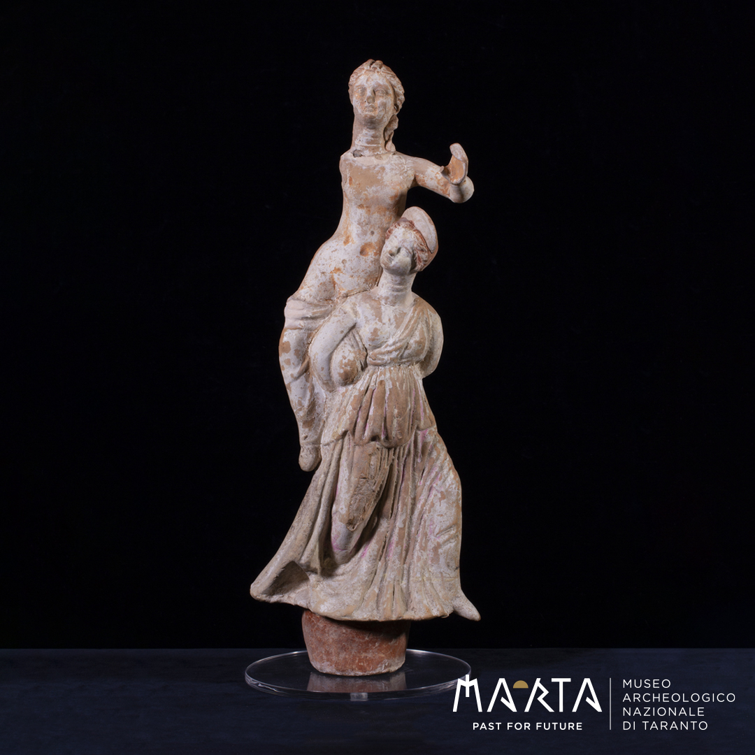 taranto_marta_reperti-in-mostra-a-parigi_gruppo-fittile-gioco-ephedrismos_foto-marta