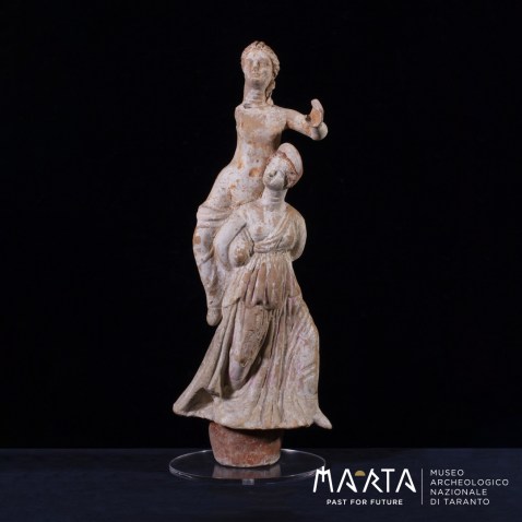 taranto_marta_reperti-in-mostra-a-parigi_gruppo-fittile-gioco-ephedrismos_foto-marta