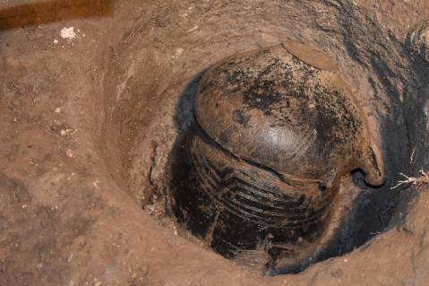 vulci_poggio-delle-urne_fossa-con-urna-cineraria_foto-uni-d-annunzio