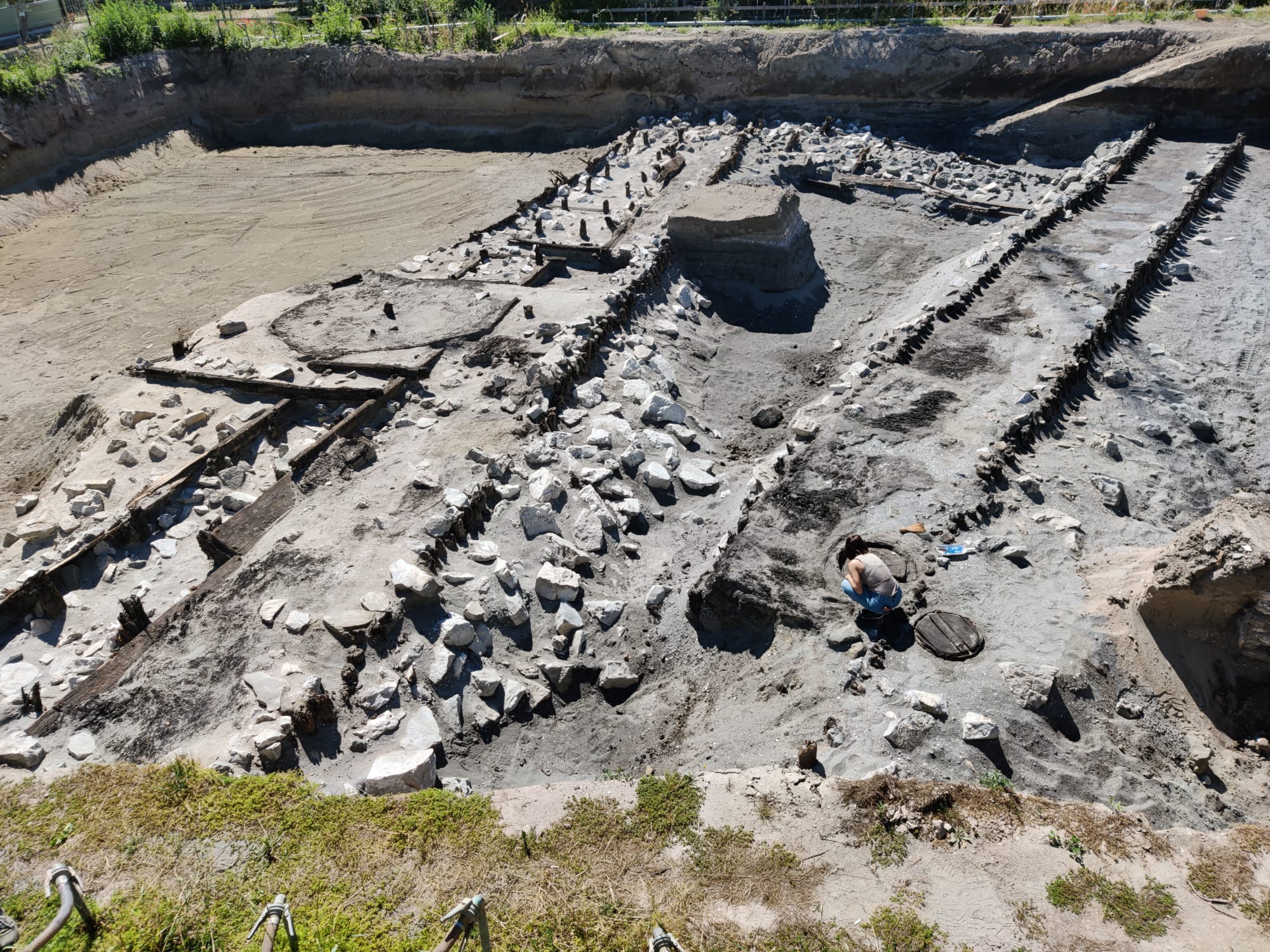 alberoni_sabap_scavi-strada-del-mare_struttiure-con-pali-e-pietre_1_foto-sabap-ve-lag